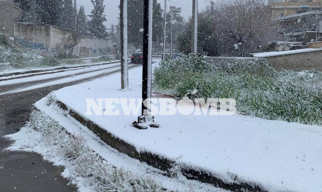 Χιόνια Αθήνα: Χιονοκαταιγίδα σε πολλές περιοχές – Το στρώνει ακόμα και στο κέντρο (pics+vid)
