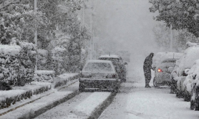 LIVE BLOG: Λεπτό προς λεπτό οι εξελίξεις με την κακοκαιρία «Ελπίς» - Σε κλοιό χιονιά η χώρα