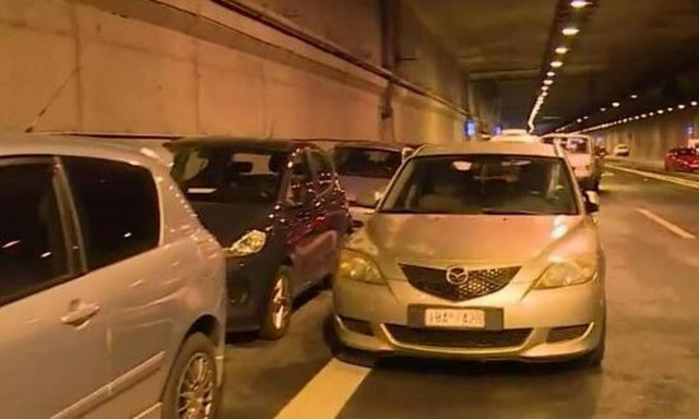 Συγκλονιστικό σημείωμα εγκλωβισμένου οδηγού που έφυγε με τα πόδια από την Αττική Οδό