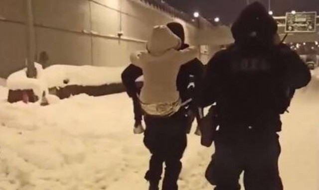 Κακοκαιρία «Ελπίδα»: Η άγνωστη ιστορία με το κοριτσάκι που κουβαλούσε ο αστυνομικός στην πλάτη του