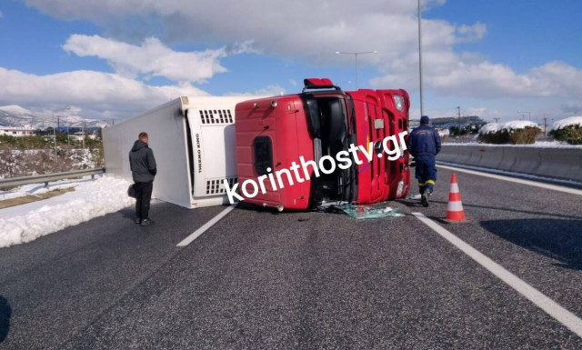 Νταλίκα ανετράπη στην E.O. Αθηνών – Kορίνθου: Με εκδορές γλίτωσε ο οδηγός (pics)