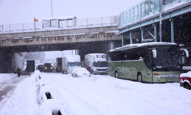 Αττική Οδός: Οργή των εγκλωβισμένων μετά από 20 ώρες - Μας έχουν ακόμη στα τυφλά λένε στο Newsbomb