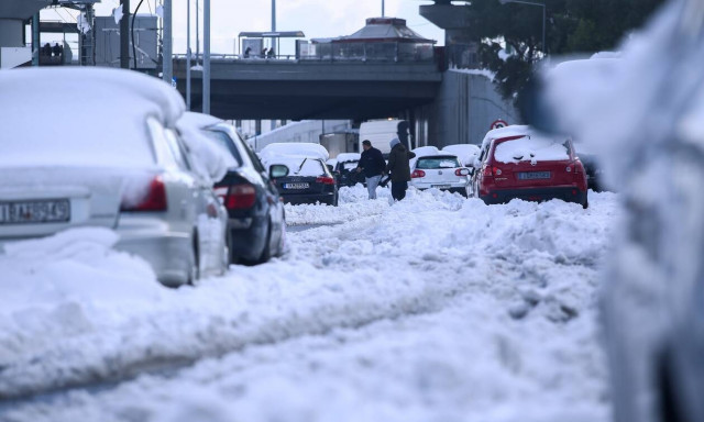 Πολιτική Προστασία: Περίπου 4.500 επιβάτες και 2.500 οχήματα εγκλωβίστηκαν στην Αττική Οδό
