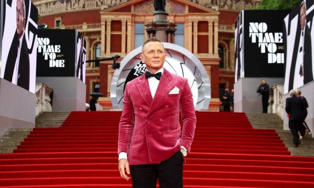 Ο Ντάνιελ Κρεγκ δίνει ολόκληρη συνέντευξη χωρίς να καταλάβει ότι το κεφάλι του αιμορραγεί!