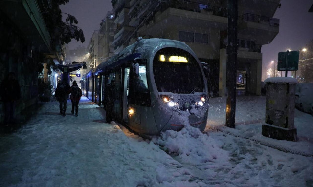 Κακοκαιρία Ελπίδα: Σε ποιους δρόμους υπάρχει διακοπή κυκλοφορίας, πώς θα κινηθούν τα ΜΜΜ