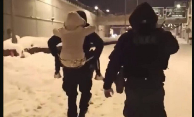 Κακοκαιρία «Ελπίδα»: Συγκλονιστικές εικόνες με αστυνομικούς της ΟΠΚΕ να κουβαλούν στην πλάτη παιδιά