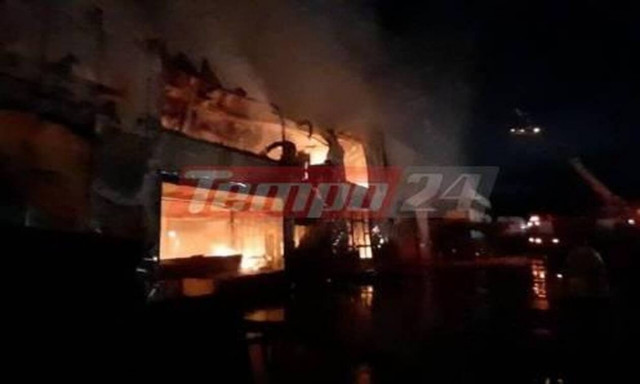 Μεγάλη φωτιά σε εργοστάσιο με φέρετρα στην βιομηχανική περιοχή της Πάτρας