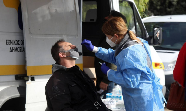 Κορονοϊός: Έρευνες απέδειξαν ποιο rapid test - από το στόμή ή τη μύτη - είναι καλύτερο 