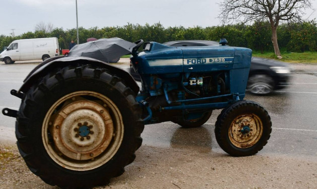 Θεσσαλονίκη: Αγρότες έκλεισαν τον δρόμο στον κόμβο των Κουφαλίων