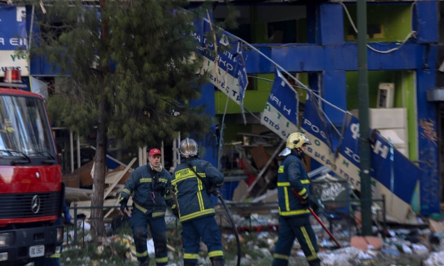 Syngrou Av section reopens after gas explosion debris is cleared away