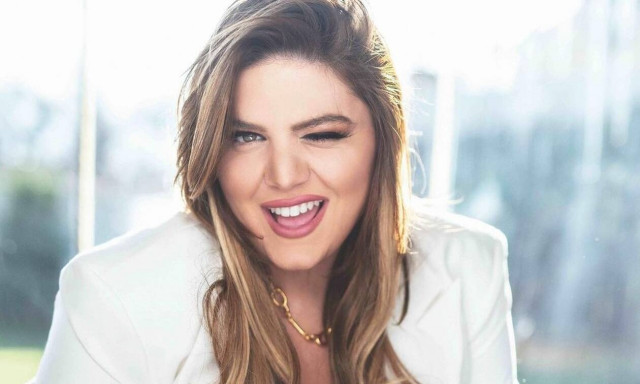 Δανάη Μπάρκα: Ποζάρει τόπλες και στέλνει ένα ηχηρό μήνυμα (photo)