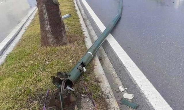 Ηράκλειο: Κολώνα φωτισμού στην παραλιακή «πλάκωσε» διερχόμενο όχημα