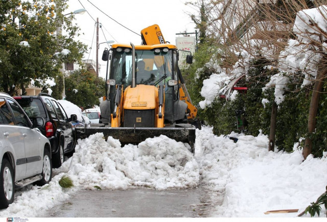 Κακοκαιρία Ελπίδα: Οι κλειστοί δρόμοι έφεραν προβλήματα στην τροφοδοσία καταστημάτων