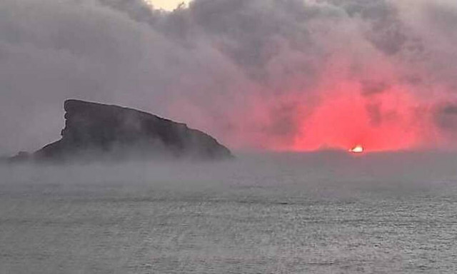 Σύρος: Η θάλασσα μοιάζει να φλέγεται - Φαινόμενο Sea Smoke