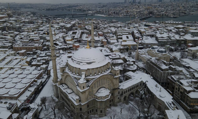 Στα άσπρα ντύθηκε και η Κωνσταντινούπολη