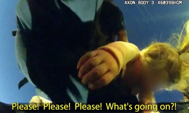 H δραματική στιγμή που αστυνομικός σώζει 3χρονο παιδί που πνιγόταν στις ΗΠΑ