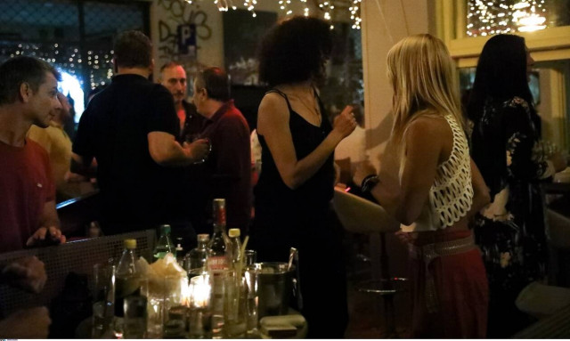 Εστιάτορες στο Newsbomb.gr: «Μεγάλη η ζημιά με το κλείσιμο της μουσικής -Πάνω από 50% μείωση τζίρου»