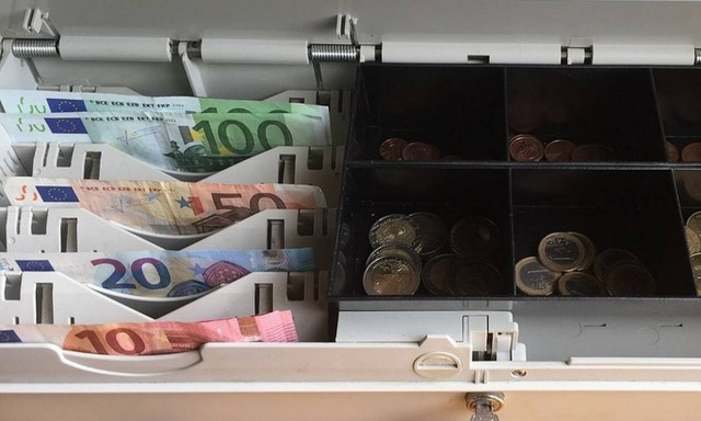 ΟΠΕΚΑ: Πληρώνονται Ελάχιστο Εγγυημένο Εισόδημα, επιδόματα παιδιού, ενοικίου, γέννησης, στέγασης