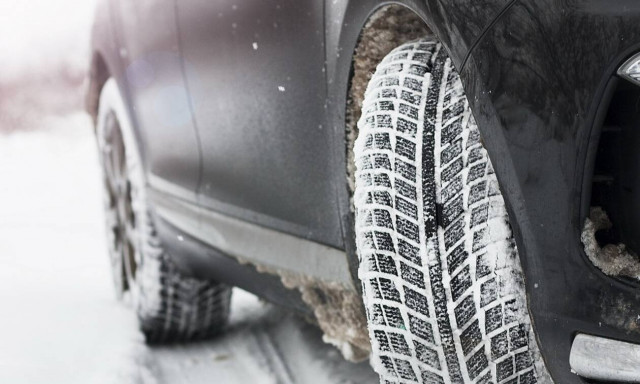 Έρευνα: Τα χειμερινά ελαστικά φρενάρουν καλύτερα σε σχέση με τα ασφάλτινα ελαστικά με αλυσίδες