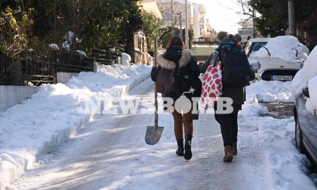 Οι κάτοικοι έχουν βγει στους δρόμους με φτυάρια