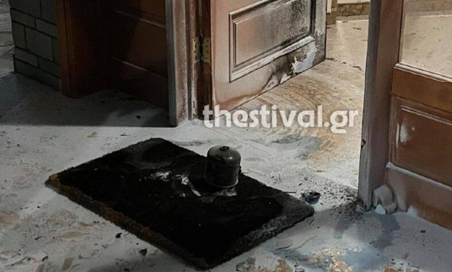 Θεσσαλονίκη: Έκρηξη σε είσοδο πολυκατοικίας - Μια προσαγωγή από την ΕΛΑΣ