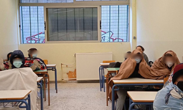 Καβάλα: Μαθητές Γυμνασίου κάνουν μάθημα τυλιγμένοι σε… κουβέρτες!