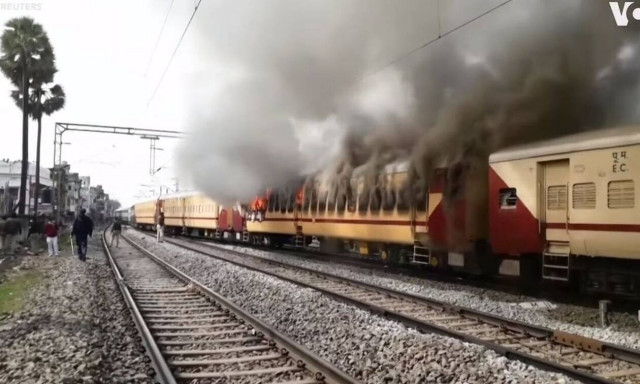 Άνεργοι στην Ινδία καίνε τρένα – Καταγγέλλουν στημένο διαγωνισμό προσλήψεων