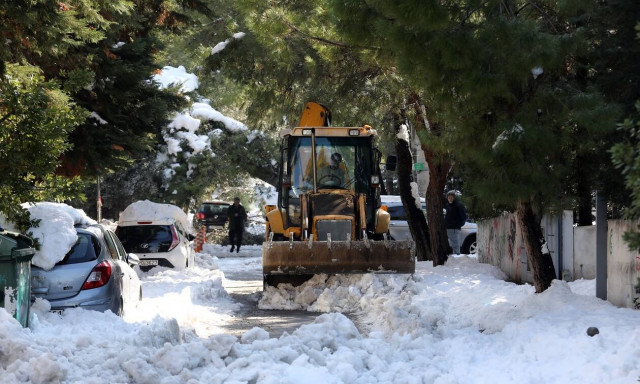 Προσπάθειες να ανοίξουν οι δρόμοι σε Βύρωνα και Καρέα -100 τόνοι αλάτι χρησιμοποιήθηκαν συνολικά
