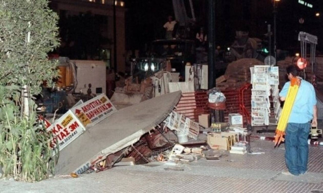 Όταν ο μετροπόντικας κατάπιε το περίπτερο σε live μετάδοση: Βρίσκεται ακόμα εκεί… θαμμένο