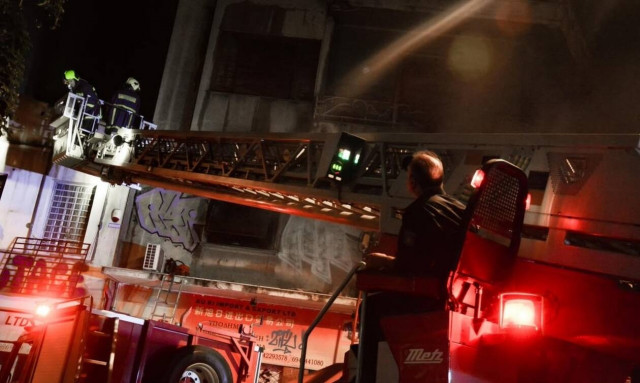 Συναγερμός στη Θεσσαλονίκη: Φωτιά σε διώροφη διπλοκατοικία