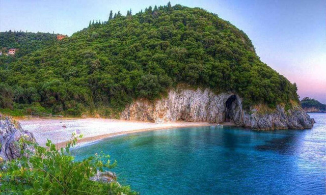 Ροβινιά: Η κρυφή αλλά και ομορφότερη παραλία στην Κέρκυρα (video)