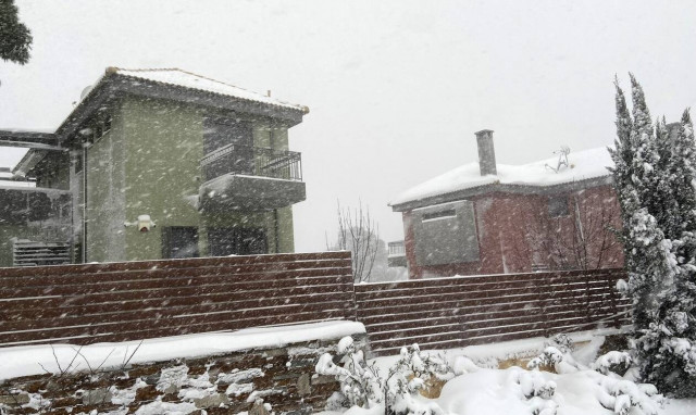 Καιρός: «Σαρώνει» τη χώρα το νέο κύμα κακοκαιρίας - Ποιες περιοχές «ντύθηκαν» στα λευκά (pics&vid)