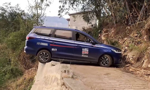 Απίστευτη και τρομακτική αναστροφή πάνω από γκρεμό (vid)