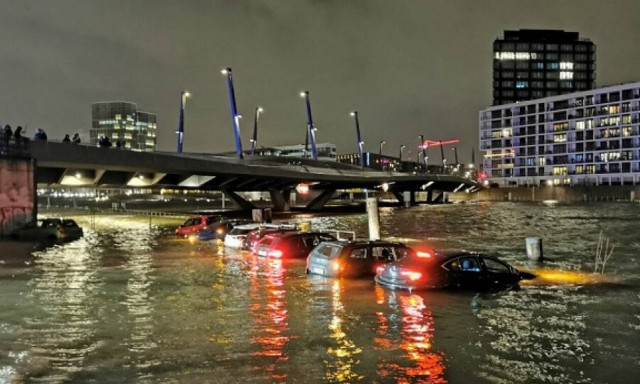 Γερμανία: Ένας νεκρός και εκτεταμένα προβλήματα στα μέσα μεταφοράς από τον τυφώνα «Νάντια»