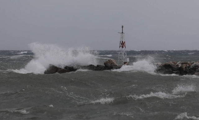 Καιρός: Συνεφιασμένη Κυριακή με βροχές, καταιγίδες και κρύο - Πού θα είναι έντονα τα φαινόμενα