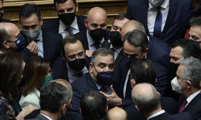 Το γαλάζιο πηγαδάκι στην Ολομέλεια και τα εύσημα Μητσοτάκη στον υπεύθυνο ασφαλείας του κυλικείου