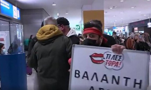 Survivor: Χαμός στην επιστροφή του Βαλάντη – Επιτέθηκαν σε δημοσιογράφο (videos)