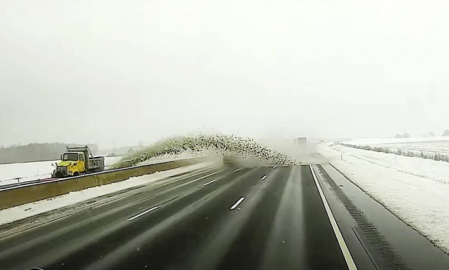 Δείτε πως ένα εκχιονιστικό προκαλεί ζημιές σε δεκάδες αυτοκίνητα