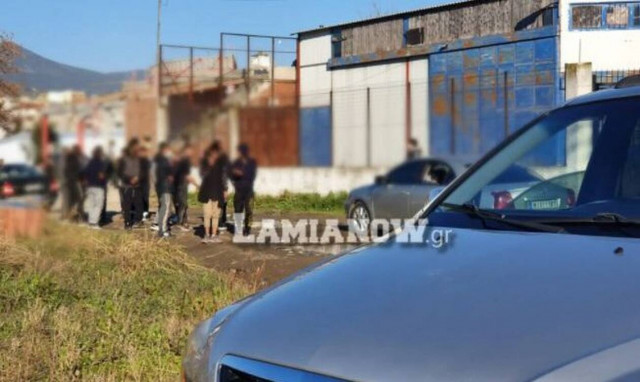 Λαμία: Έφοδος της αστυνομίας σε καταυλισμό Ρομά - «Βροχή» από... κάγκελα και πέτρες (pics)