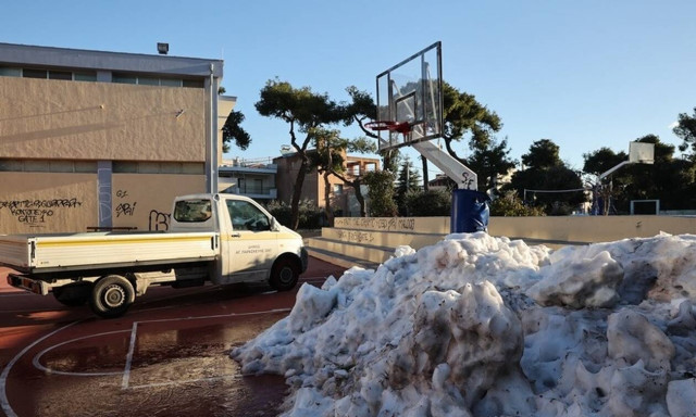 Αγία Παρασκευή: Μια ώρα πριν ανοίξει το σχολείο, συνεργείο καθάριζε τα χιόνια - Αντιδράσεις γονέων