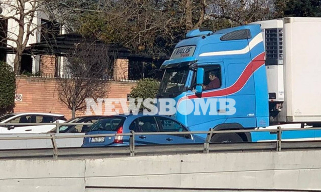 Τροχαίο στον Κηφισό: Νταλίκα συγκρούστηκε με ΙΧ και «φράκαρε» το ρεύμα προς Αθήνα στην Καλυφτάκη