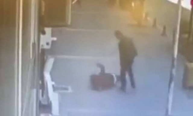 Τουρκία: Άγριος ξυλοδαρμός γυναίκας απο τον σύζυγό της στη μέση του δρόμου - Τι έκαναν οι περαστικοί