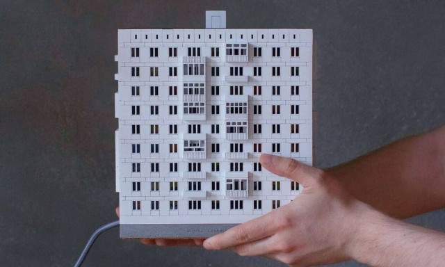 Φωτάκια νυκτός και κασπώ, εμπνευσμένα από σοβιετική αρχιτεκτονική