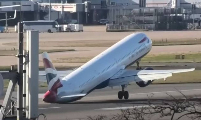 Βρετανία: Στιγμές τρόμου με πτήση της British Airways – Αεροπλάνο έδωσε «μάχη» για να προσγειωθεί