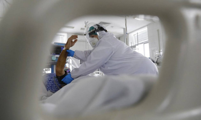 Ορόσημο ο Φεβρουάριος στη μάχη με την πανδημία - Τι περιμένουν και τι φοβούνται κυβέρνηση - ειδικοί