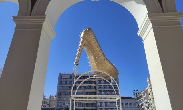 Πελώριο χρυσό γοβάκι στην Πάτρα προκαλεί αντιδράσεις