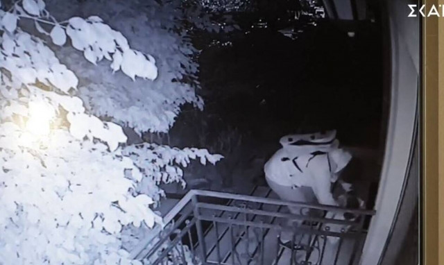 Δημήτρης Καμπουράκης: Η στιγμή της επίθεσης με γκαζάκια στο σπίτι του στην Αργυρούπολη