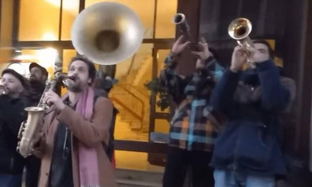 Αθήνα: Υπέροχη κίνηση! Καντάδα σε γυναίκα που βγήκε από το νοσοκομείο (video)