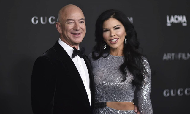 Τζέφ Μπέζος: Η στιγμή αδυναμίας του «ερωτοχτυπημένου» μεγιστάνα - Το τρυφερό ενσταντανέ