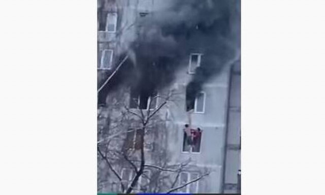 Μόσχα: Η ηρωική προσπάθεια δύο νεαρών να διασώσουν γυναίκα από φλεγόμενο διαμέρισμα (vid)